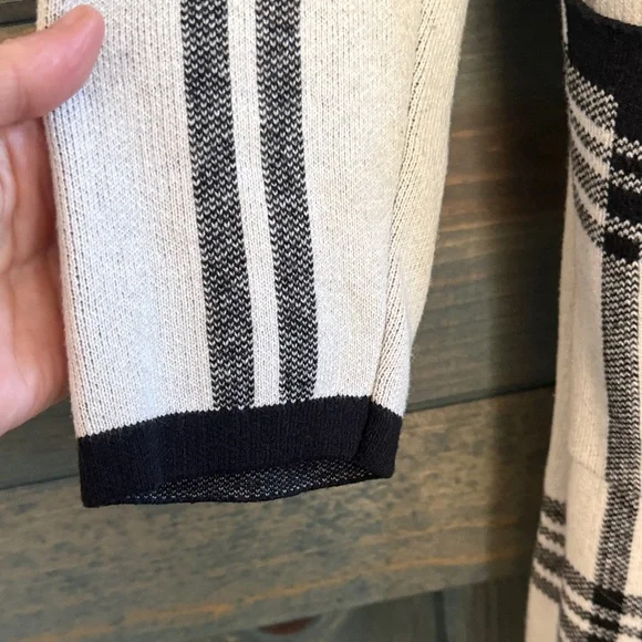 Elle Women's Black and Cream Checkered Cardigan - Picture 3 of 6